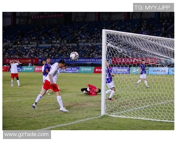 不被犯规的足球明星如何在赛场上保持优雅与实力的完美平衡