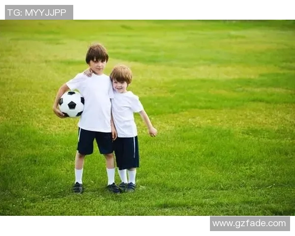 孩子们的梦想与激情在足球明星海报中闪耀着光芒